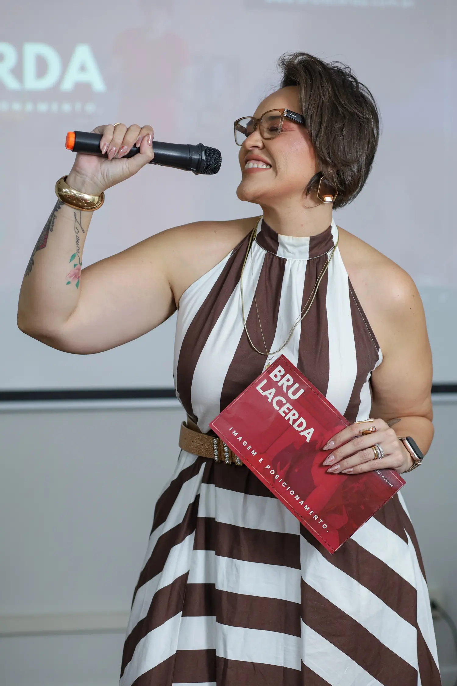 Bruna Lacerda ao microfone durante uma palestra