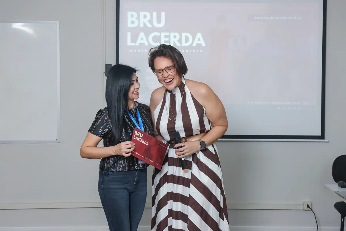 Bruna Lacerda com uma participante ao final da palestra na empresa
