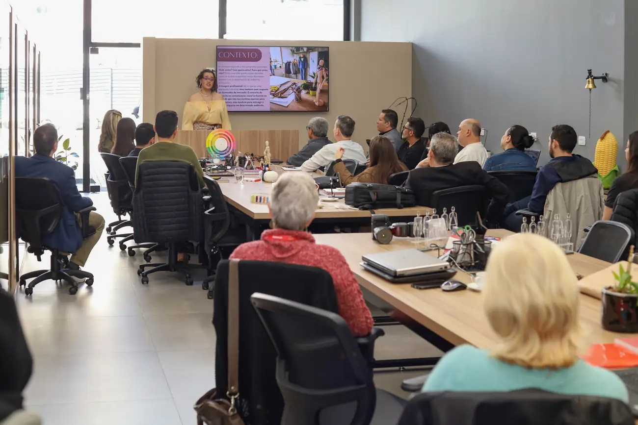 Palestra realizada em sala de reunião com a equipe da empresa